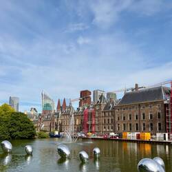 Blick über den Hofweiher auf den Binnenhof, seit Jahrhunderten das politische Machtzentrum