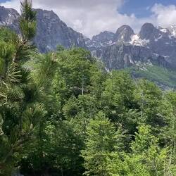In einer Nordschlaufe führt diese asphaltierte Strasse über einen Pass wieder zurück