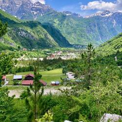 Theth ist von über 2500 m hohen Bergen umgeben