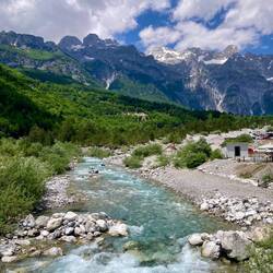 Blick von der Brücke in Theth, wo ich nach 3.5 h angekommen bin