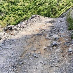 Von Süden führt eine 55 km lange grobe Naturstrasse über einen Pass nach Theth