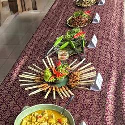 Hühnercurry, Satéspiesse, Tomate-Tofu im Bananenblatt, Tempeh, Gemüse in Erdnussauce, Bananenpudding