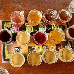 Verkostung von 13 verschiedene Tees und Kaffee in einem Gewürzgarten (in jedem ist Palmzucker)