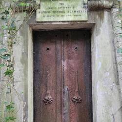 ...und gebildet von einem Doppelring, bestehend aus je 20 Katakomben und Mausoleen.