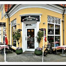 Die gemütlichen Seitengassen mit Ihren Cafe's warten auf die Ankunft der Kreuzfahrschiffe.