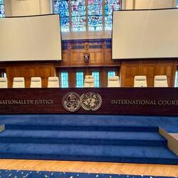 Der Gerichtssaal des IGH im Friedenspalast