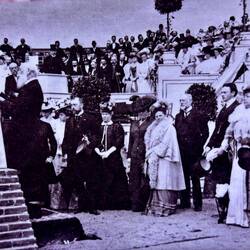 Carnegie und Ehrengast Bertha von Suttner (2.v.r.) bei der Eröffnung 1913