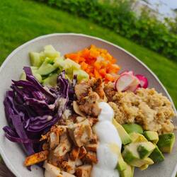 abendessen von gestern - couscous bowl🥒🌶🥑🫜🥬🍗