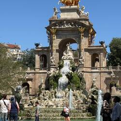 It's the gold statue on the top that makes the fountain sparkle