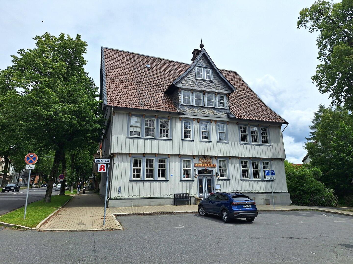 Bergapotheke Zellerfeld mit 66 holzgeschnitzten Fratzen