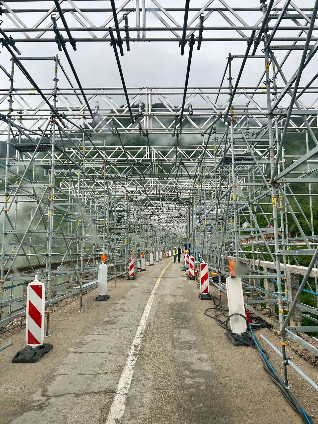 Brückenbaustelle mit ausschließlich chinesischen Arbeitern