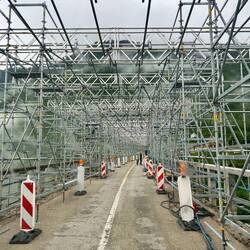 Brückenbaustelle mit ausschließlich chinesischen Arbeitern