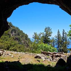 Sortie de grotte ou crâne d'australopithèque vue de profil ?