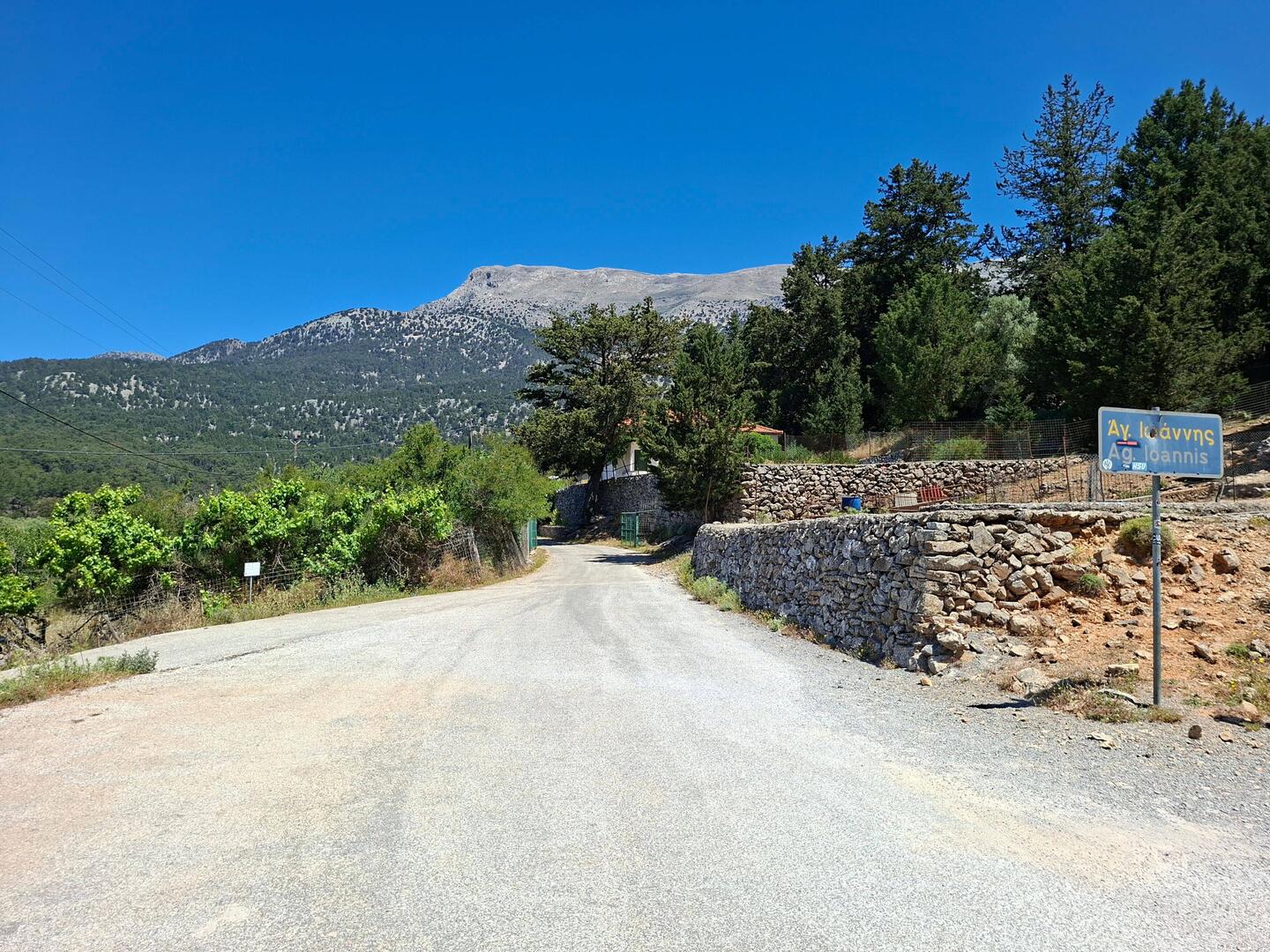 Agios Ioannis, dernier village sous les Montagnes Blanches
