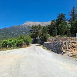 Agios Ioannis, dernier village sous les Montagnes Blanches