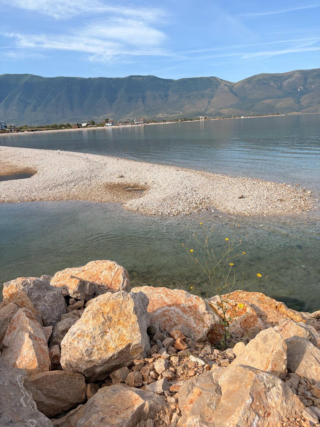 Fluss Lune i Izvorit fließt hier ins Meer