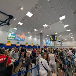 Lange Schlange bei der Kofferabgabe