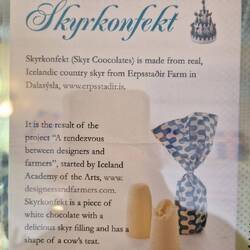 Hat interessant geschmeckt... Außen weiße Schokolade und Innen wie Quarkkuchen... 😋