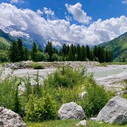 Leider sind die mächtigen, schneebedeckten Berggipfel noch in den Wolken