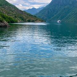 Der gestaute Fluss hat die Landschaft in einen Fjord verwandelt