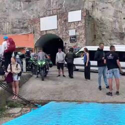 Die Motorräder und Autos werden uns von der Crew verladen