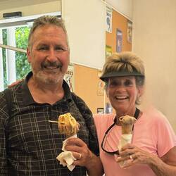 Delicious ice cream for dessert🍦. Both we and the ice cream look a bit disheveled 😉.