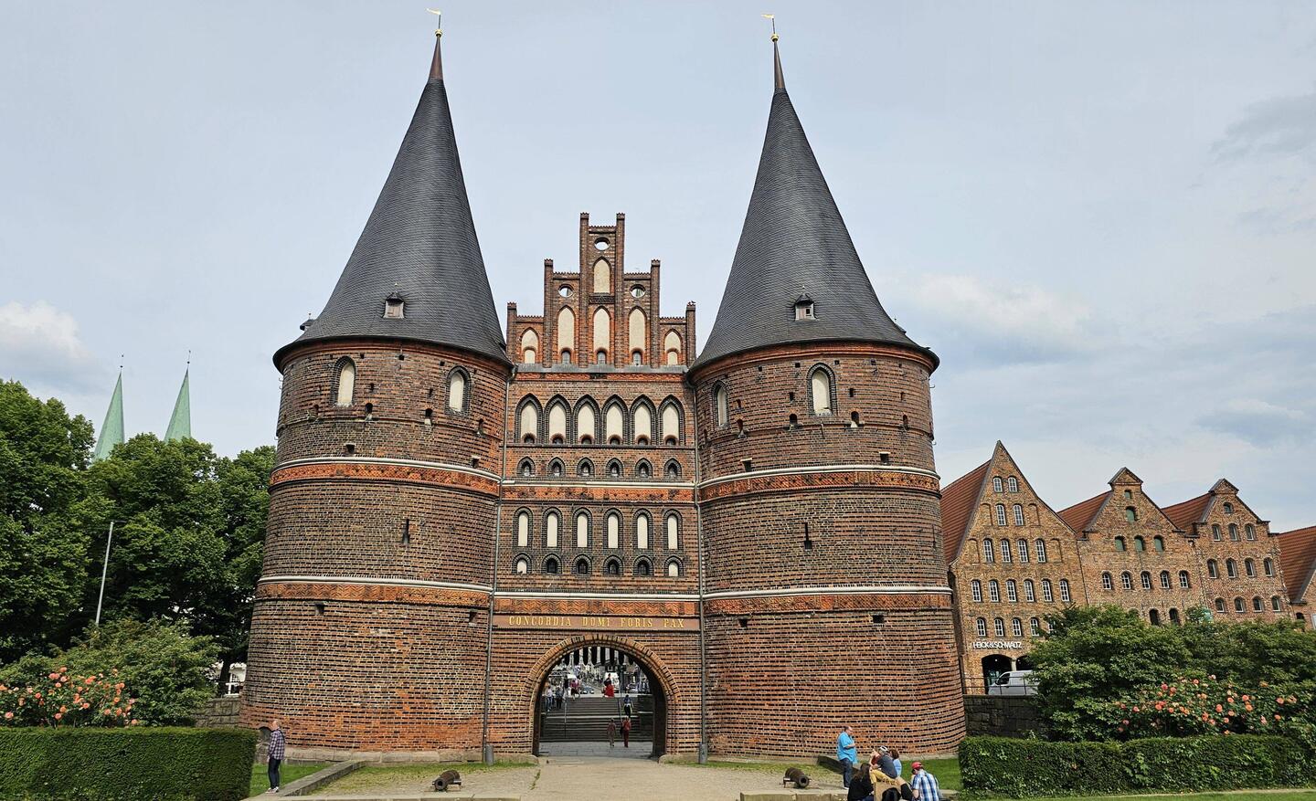 Das Holstentor ist das Wahrzeichen der Stadt.