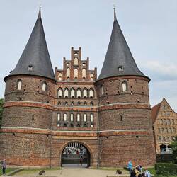 Das Holstentor ist das Wahrzeichen der Stadt.