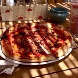 Die hausgemachte Pizza war vorzüglich! 😋
