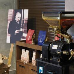 Atatürk trinkt Kaffee / Atatürk drinking coffee