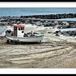 ....Traktoren ziehen nach der Arbeit suf den sicheren Strand