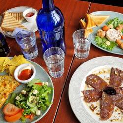 Gegrilltes Sandwich, Lachstartar, Lammfilet und Quiche
