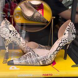 äußerst unpassendes Schuhwerk für Porto