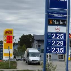 Letzter Stopp in Finnland. Unser Tank reicht noch ca. 300km und wir ersparen uns hier das Tanken⛽️.