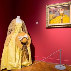 Stylized dress w/Calais lace shawl (D. Enjolras) @ Arkas Sanat Alsancak — İzmir, Türkiye.