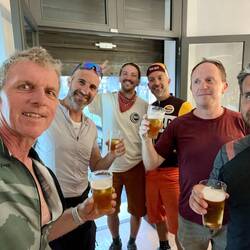 Tchin-tchin les amis ! Au premier plan à droite, Simone qui revient de voyage à vélo