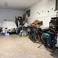 Tandis que Charlie passe la nuit au sec au garage