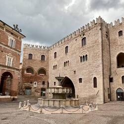 La place principale avec sa fontaine. J'aime beaucoup les teintes différentes des briques