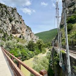 On suit toujours cette rivière dans des gorges encaissées