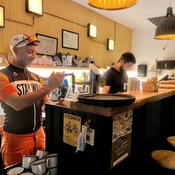 Marco aux commandes de la pompe à bière
