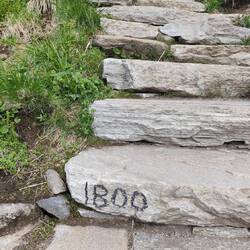 Die Treppenstufen sind in 100er Schritten nummeriert