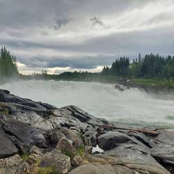 Laksforsen- 17m hoher Wasserfall