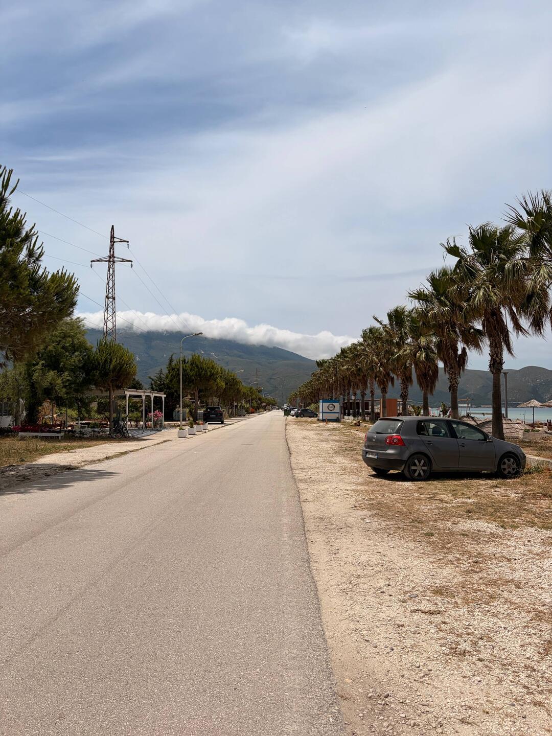 Strandpromenade Orikum// Sturmwolken über dem Berg