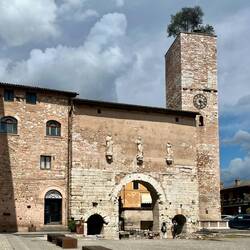 On passe intra muros dans Spello