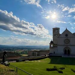 La basilique qui joue avec les nuages