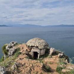 Alter Bunker mit Weitblick bis Nordmazedonien