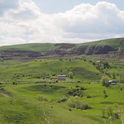 Oben im Bild unsere Eisenbahnstrecke / At the top of the picture our railway line