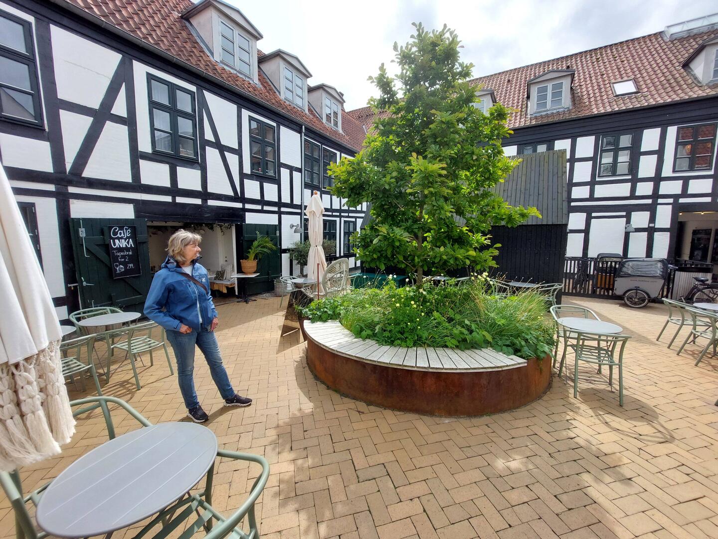 Immer wieder schöne Innenhof mit Cafe's