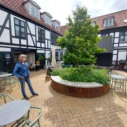 Immer wieder schöne Innenhof mit Cafe's