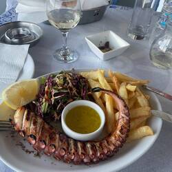 Abends gab's Oktopus in der Taverne am Hafen